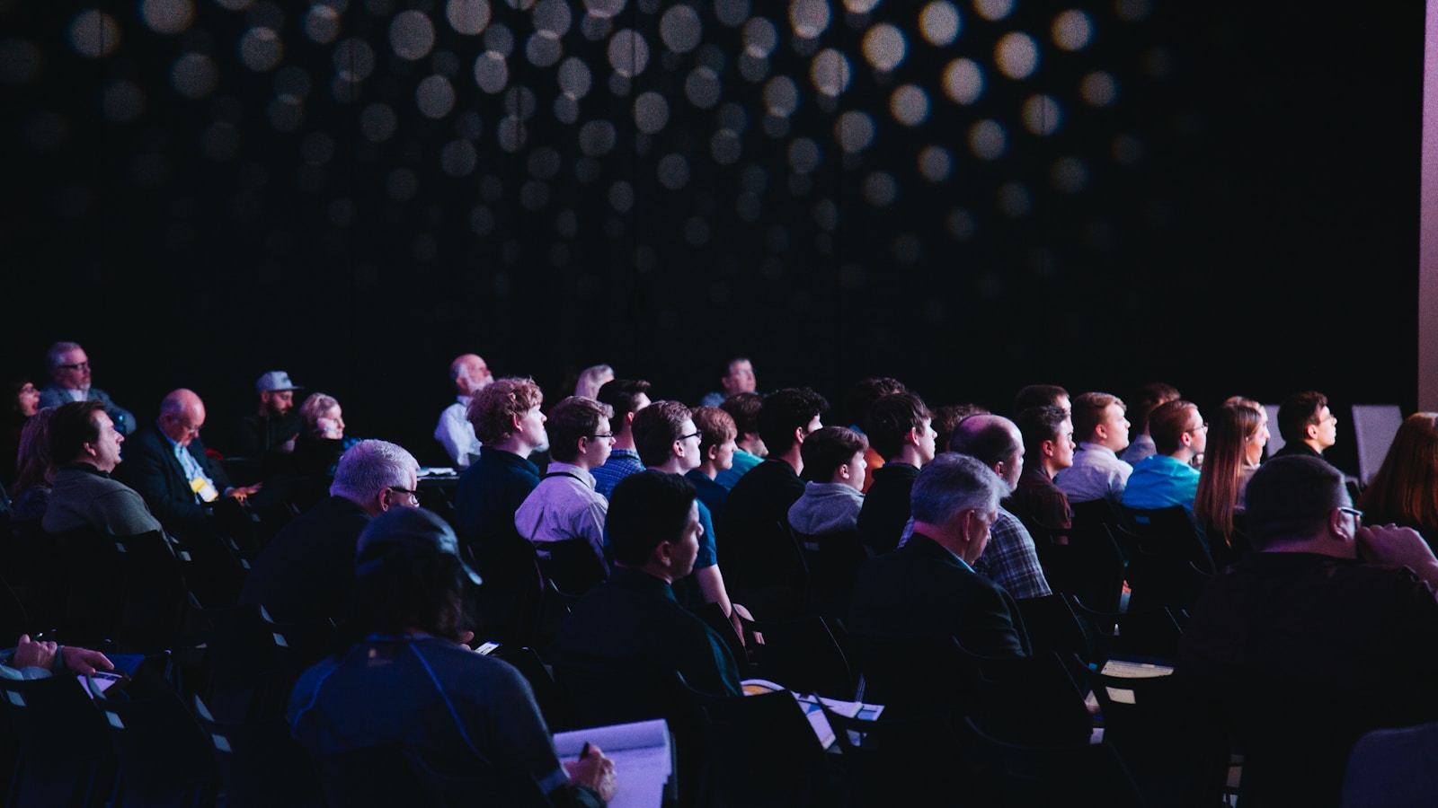 セミナー会場でディスカッションしている風景